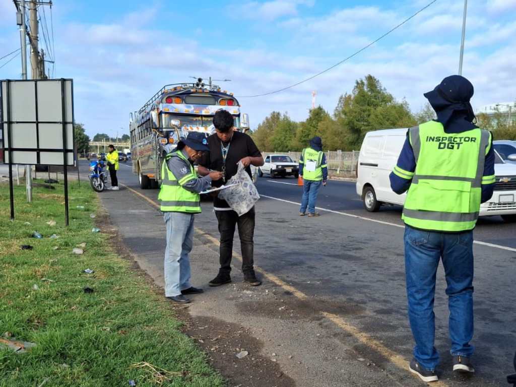 Operativo DGT sanciona buses en ruta a El Salvador