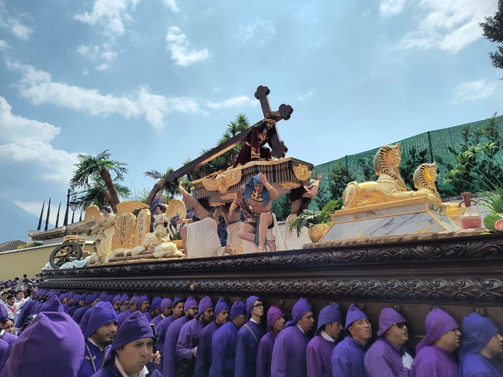 El anda de Jesús Nazareno de la Caída inicia su recorrido a las 3 horas, desde la Ermita de San Bartolomé Becerra del 2026. (Foto: Emy Sánchez)