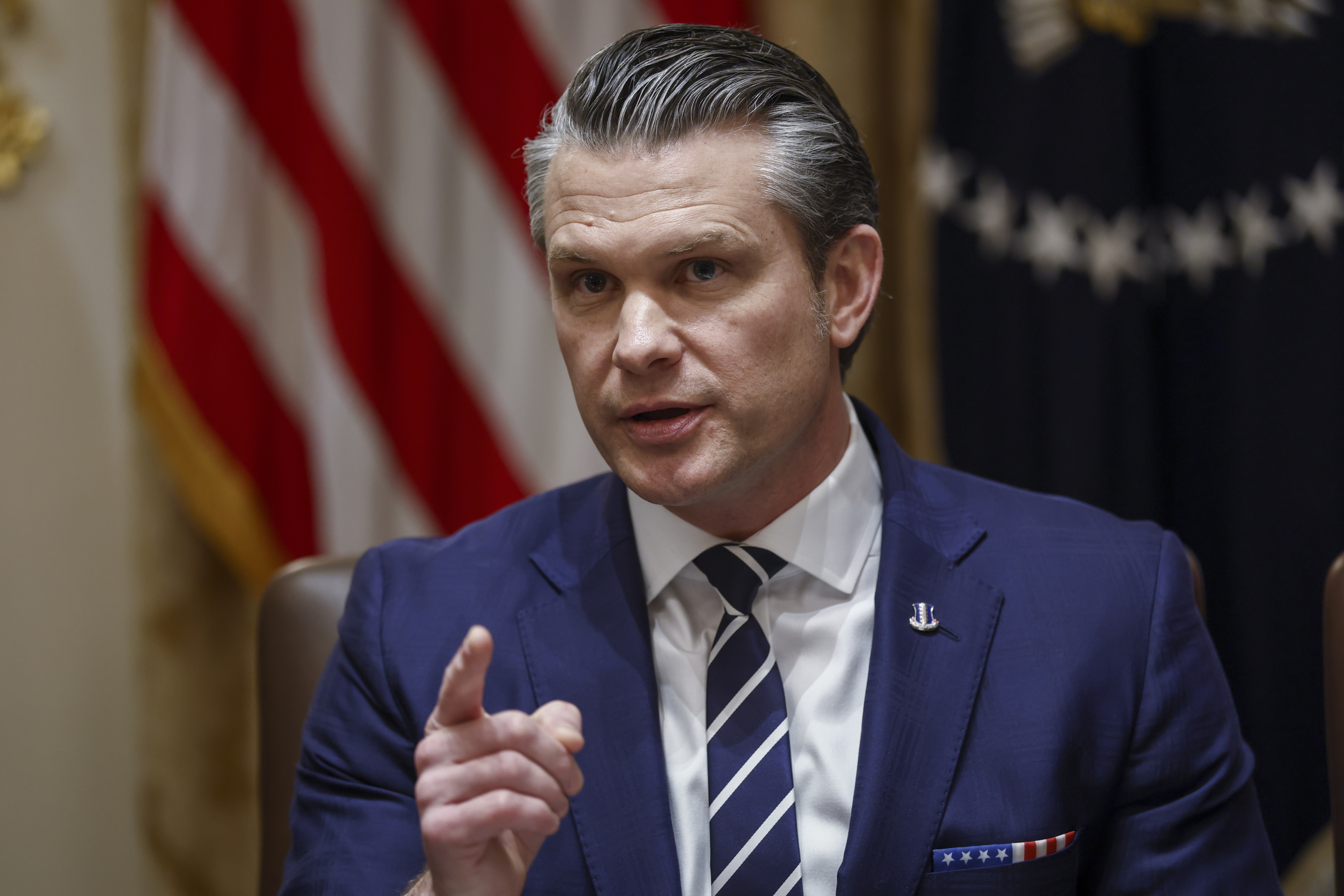 Verificamos por usted: ¿Pete Hegseth compró acciones de defensa antes de la guerra de Irán?