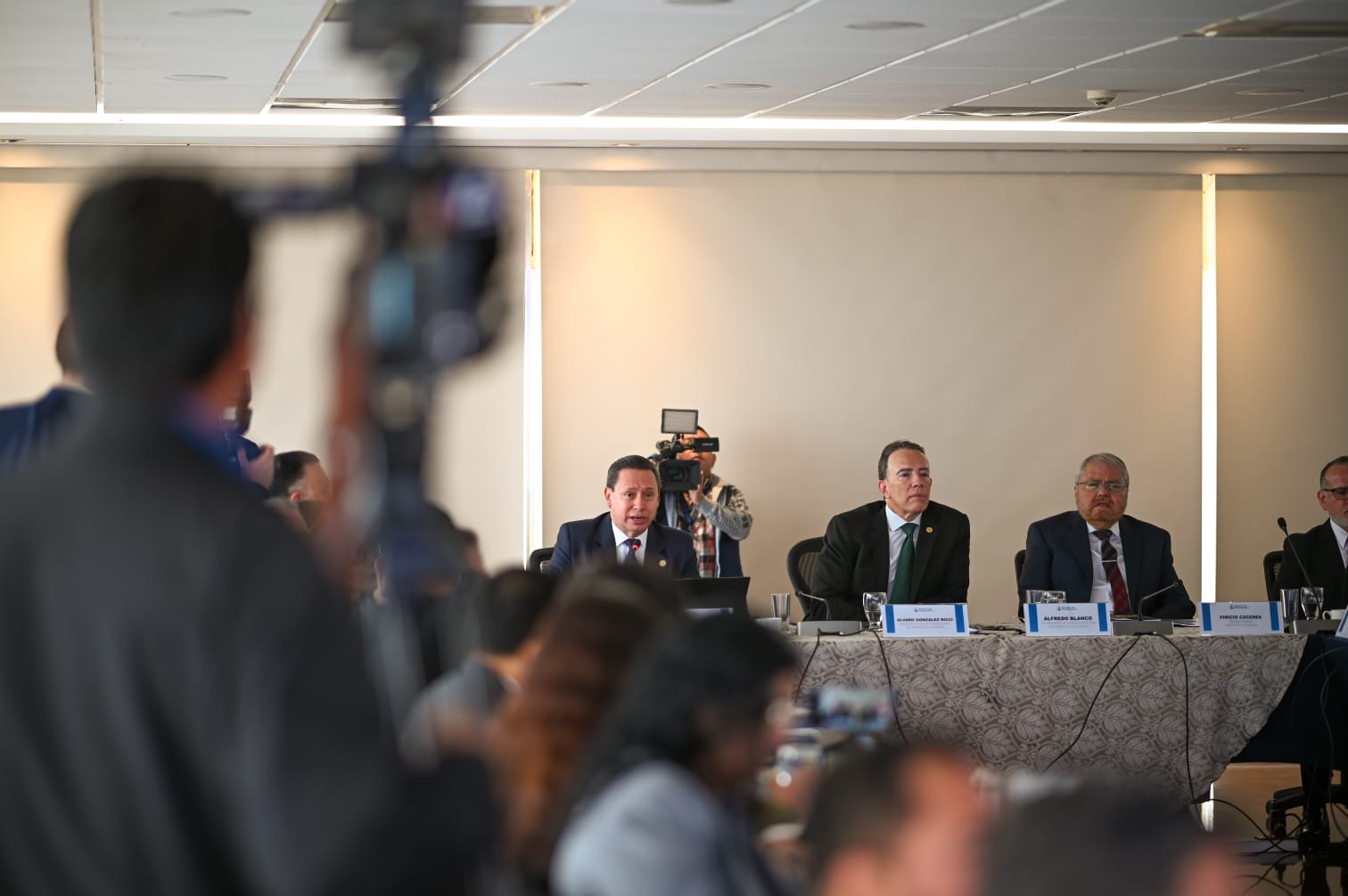 El incremento observado en el galón de diésel y gasolina en la última semana, asociado al conflicto geopolítico internacional, repercutirá en la inflación, confirmaron autoridades del Banco de Guatemala (Banguat). En la imagen, Johny Gramajo Marroquín, gerente económico; Álvaro González Ricci y Alfredo Blanco Valdés, presidente y vicepresidente del Banguat. (Foto Prensa Libre: Cortesía)