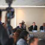 El incremento observado en el galón de diésel y gasolina en la última semana, asociado al conflicto geopolítico internacional, repercutirá en la inflación, confirmaron autoridades del Banco de Guatemala (Banguat). En la imagen, Johny Gramajo Marroquín, gerente económico; Álvaro González Ricci y Alfredo Blanco Valdés, presidente y vicepresidente del Banguat. (Foto Prensa Libre: Cortesía)