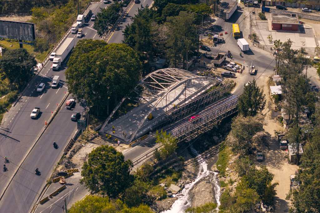 Vista del puente Villalobos 1 y del puente paralelo antiguo sobre el río Villalobos