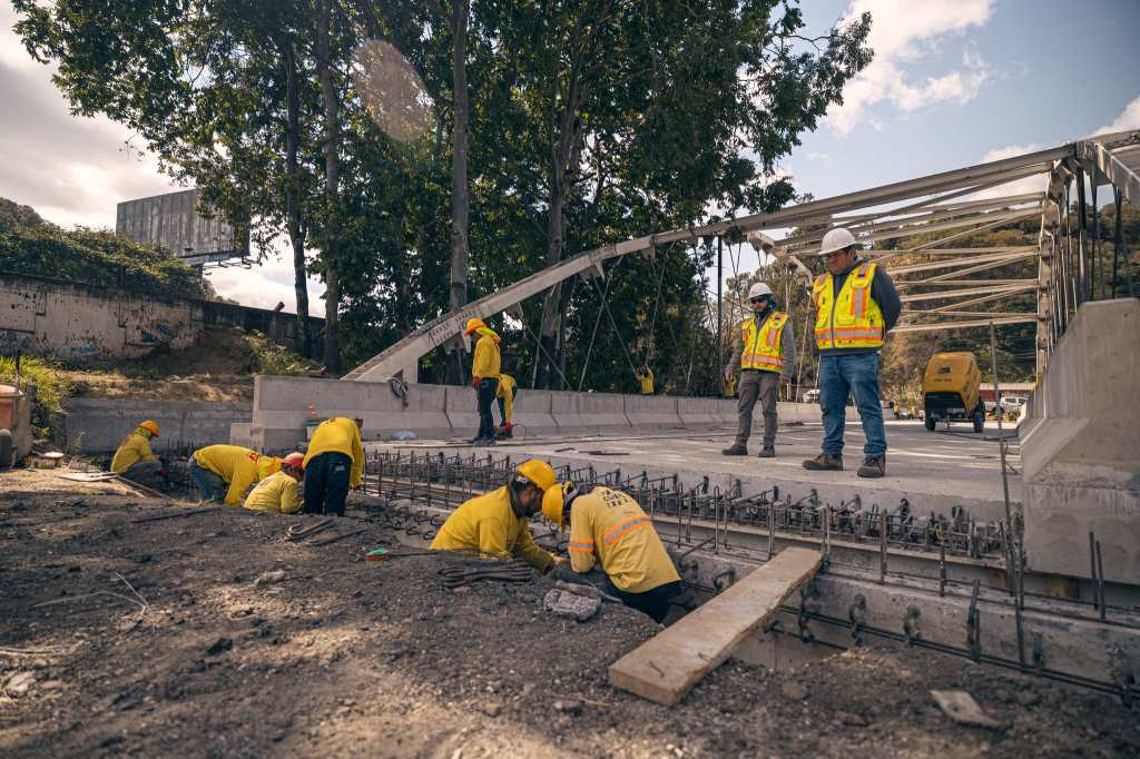 Trabajadores en la construcción del puente Villalobos 1 en la CA-9 Sur