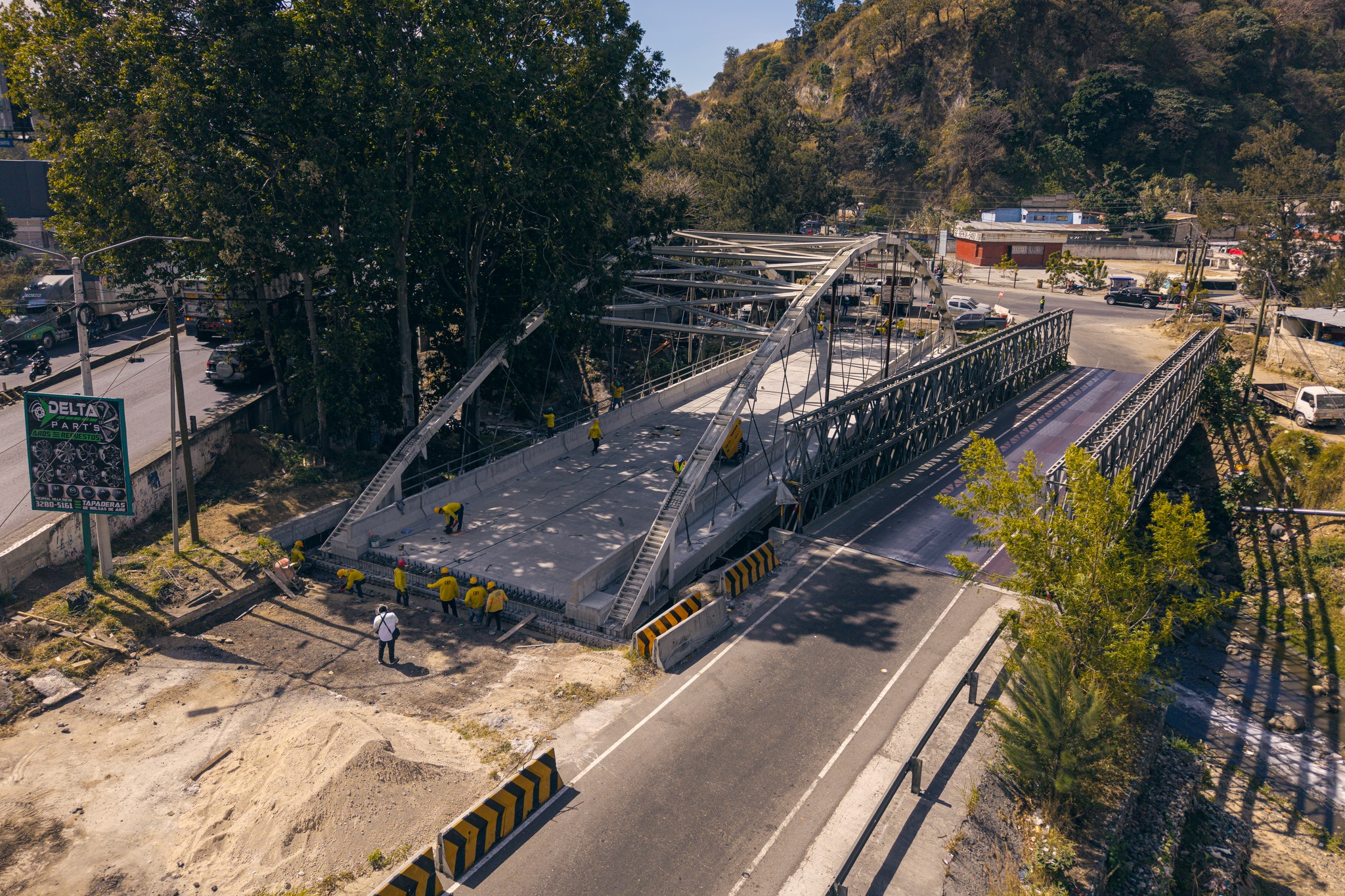Vista aérea del puente Villalobos 1 con diseño tipo Arco Red y base deteriorada por erosión