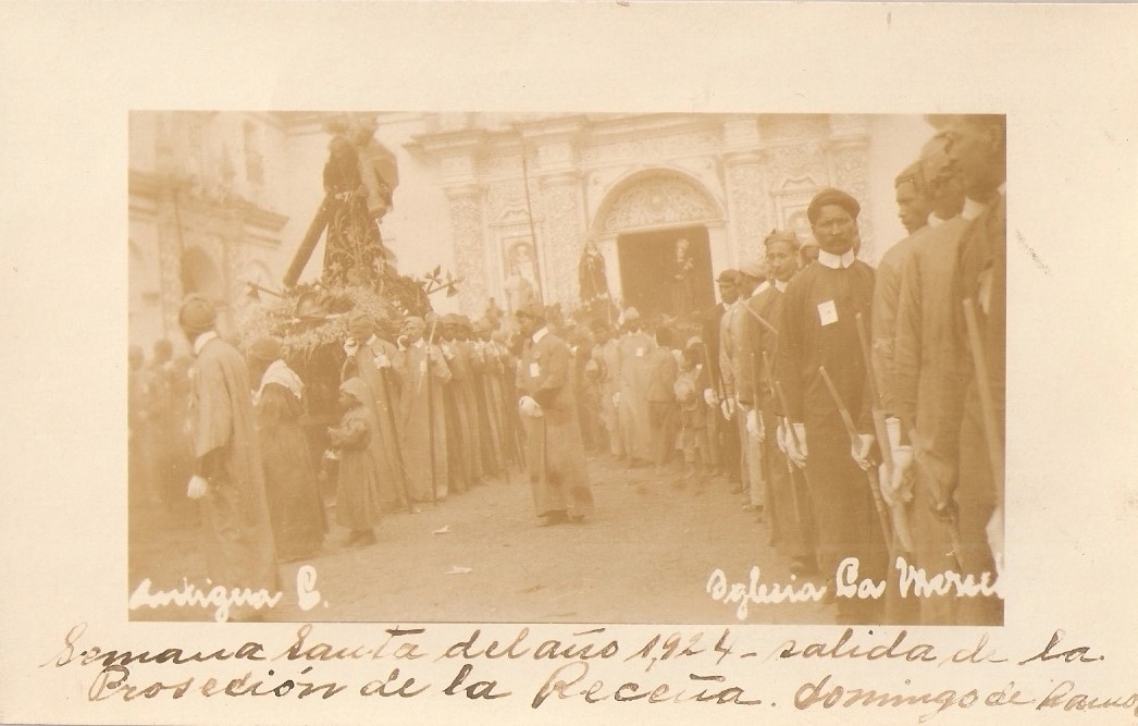 Salida de la procesión de Jesús Nazareno de La Merced, el Domingo de Ramos de 1924, cuya cofradía se fundó en 1675 bajo el nombre de Jesús Nazareno de San Jerónimo. (Foto Prensa Libre, cortesía de Sergio Reyes Rogel)