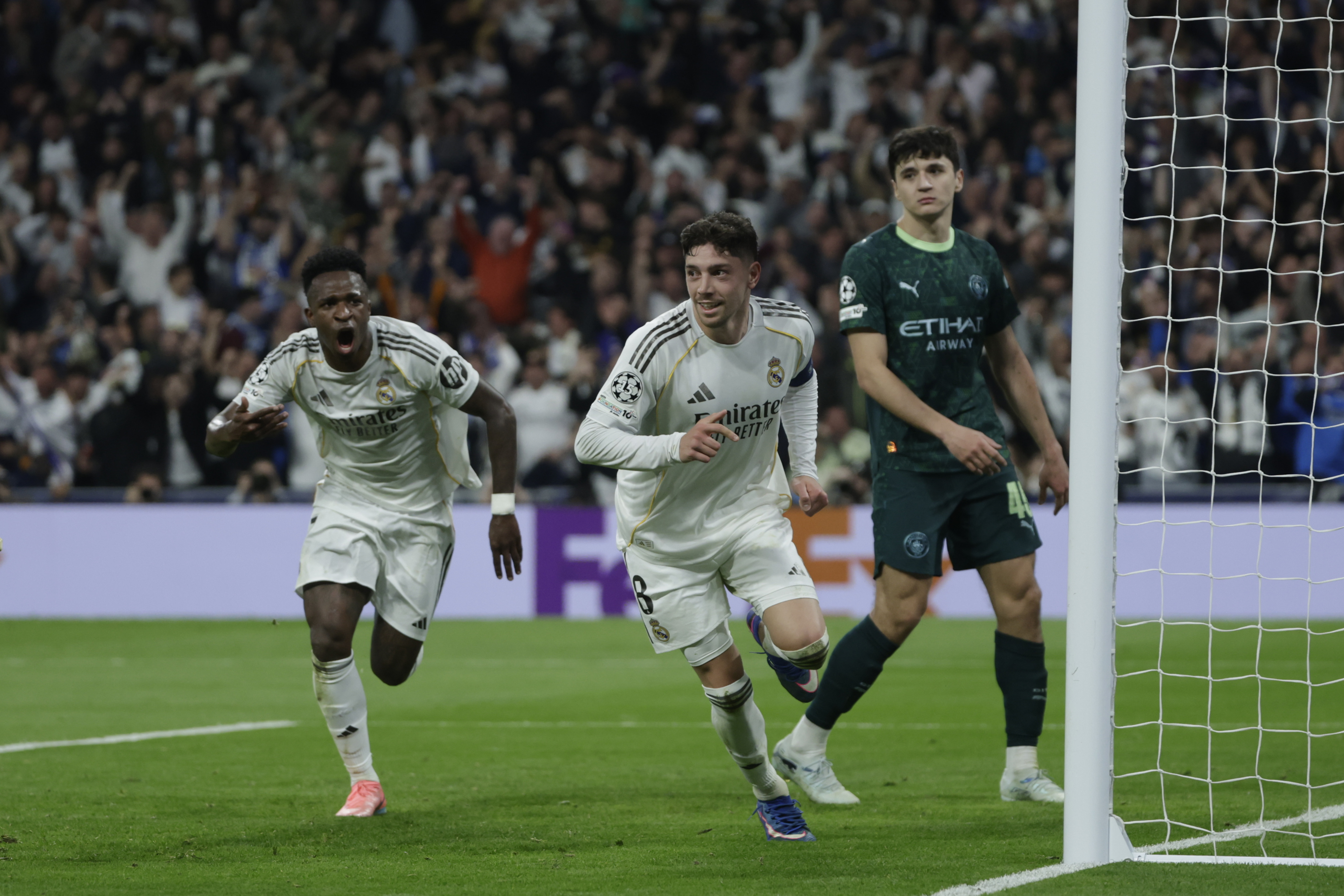 El centrocampista uruguayo del Real Madrid, Fede Valverde, celebra un gol durante el encuentro correspondiente a la ida de los octavos de final de la Liga de Campeones, que disputan el Real Madrid y el Manchester City.(Foto Prensa Libre: EFE).