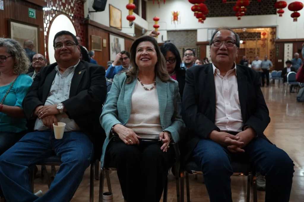 Rodolfo Chang junto a Hada Alvarado y Marco de la Rosa en el Salón Chino elección interna DIRE USAC 2026