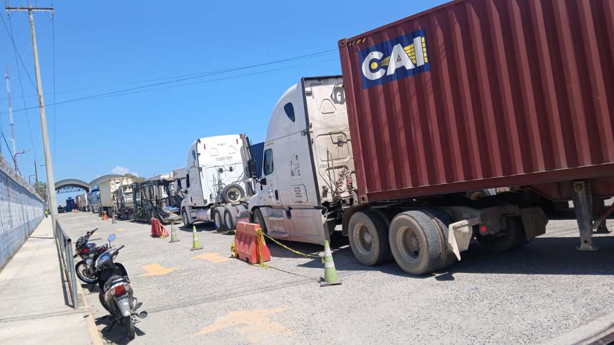 Auxiliares de la función pública y transportistas reportaron este viernes 13 de marzo que continúan los atrasos en la cadena logística en los puertos del Atlántico y en las aduanas terrestres por un fallo en el sistema informático. (Foto Prensa Libre: Cortesía)