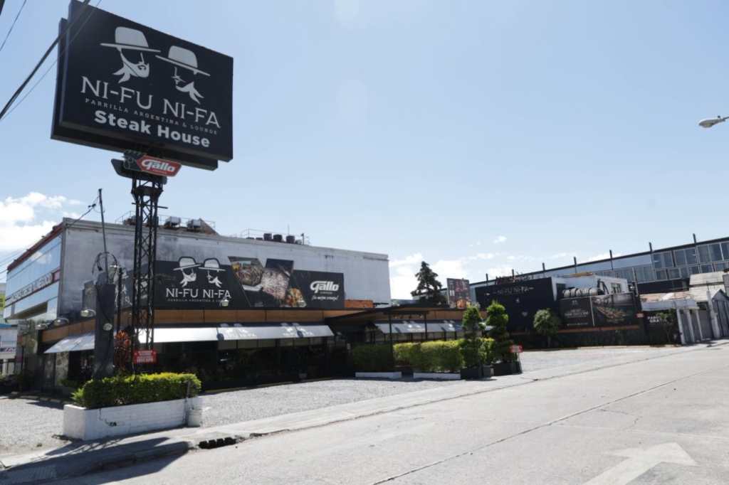 Cruce de la avenida Montúfar y 4ª calle en la zona 9 de la Ciudad de Guatemala, sector con cambios de circulación por los desvíos del proyecto AeroMetro.