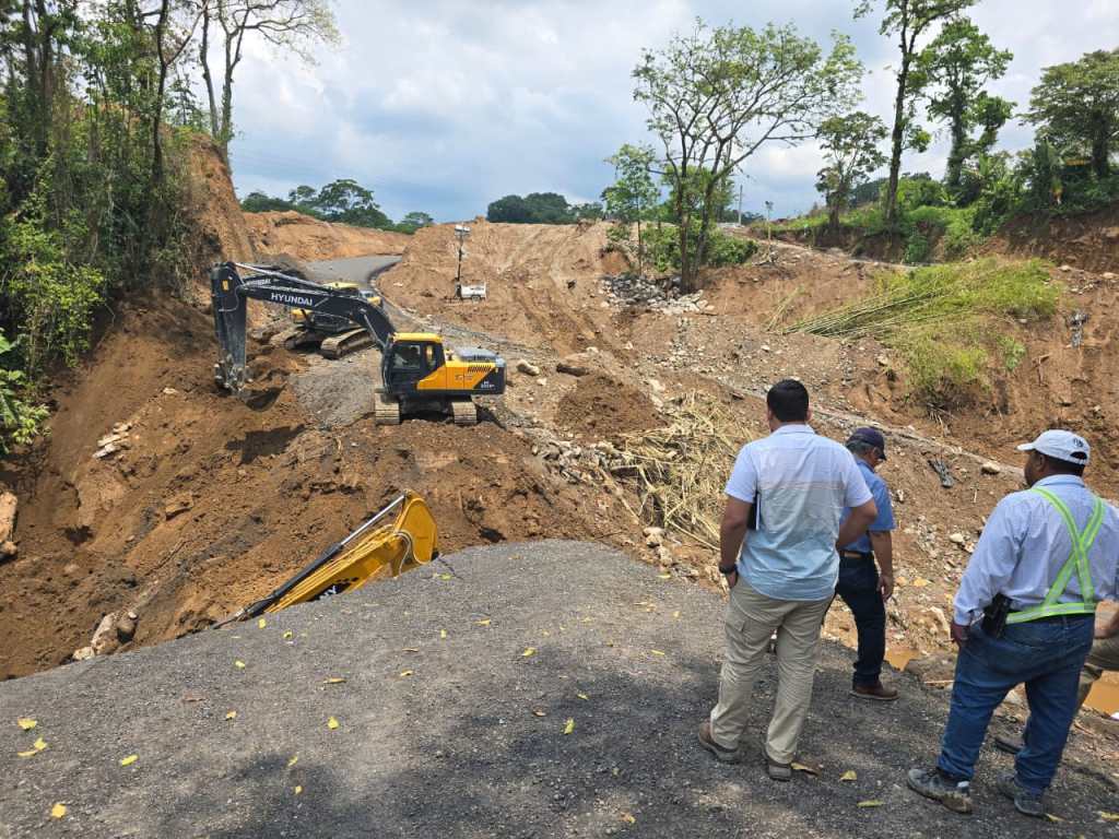 Maquinaria de Covial trabaja en la rehabilitación del tramo afectado por hundimiento en Cito-Zarco km 189