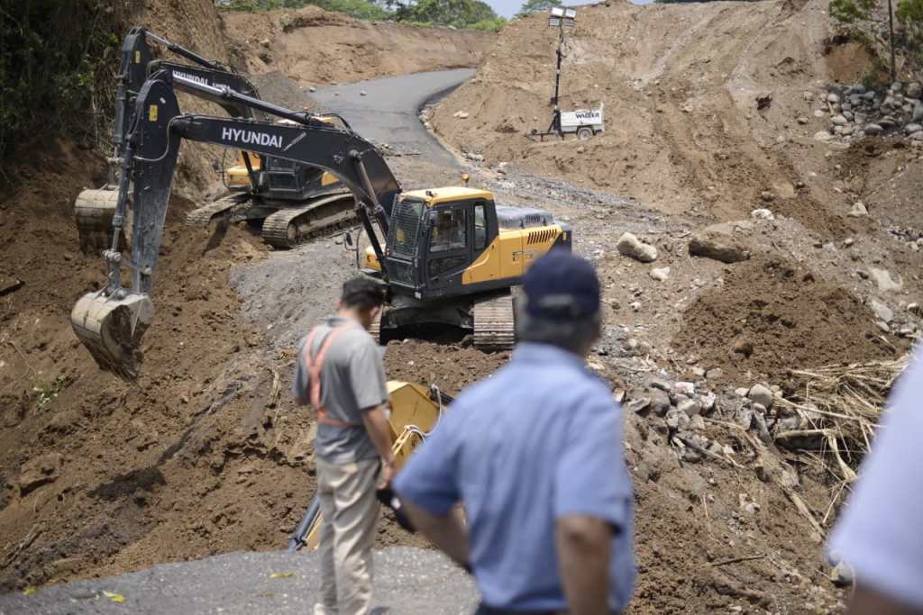 Magnitud del socavón en ruta Cito-Zarco evidencia daños severos tras lluvias en Quetzaltenango