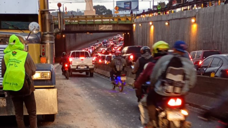 Percances, lluvia y fallas mecánicas complican el tránsito en la capital y Santa Catarina Pinula