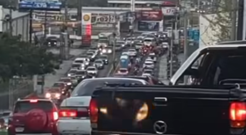 Tránsito complicado en la capital por cierre de accesos en la Usac y vehículos varados