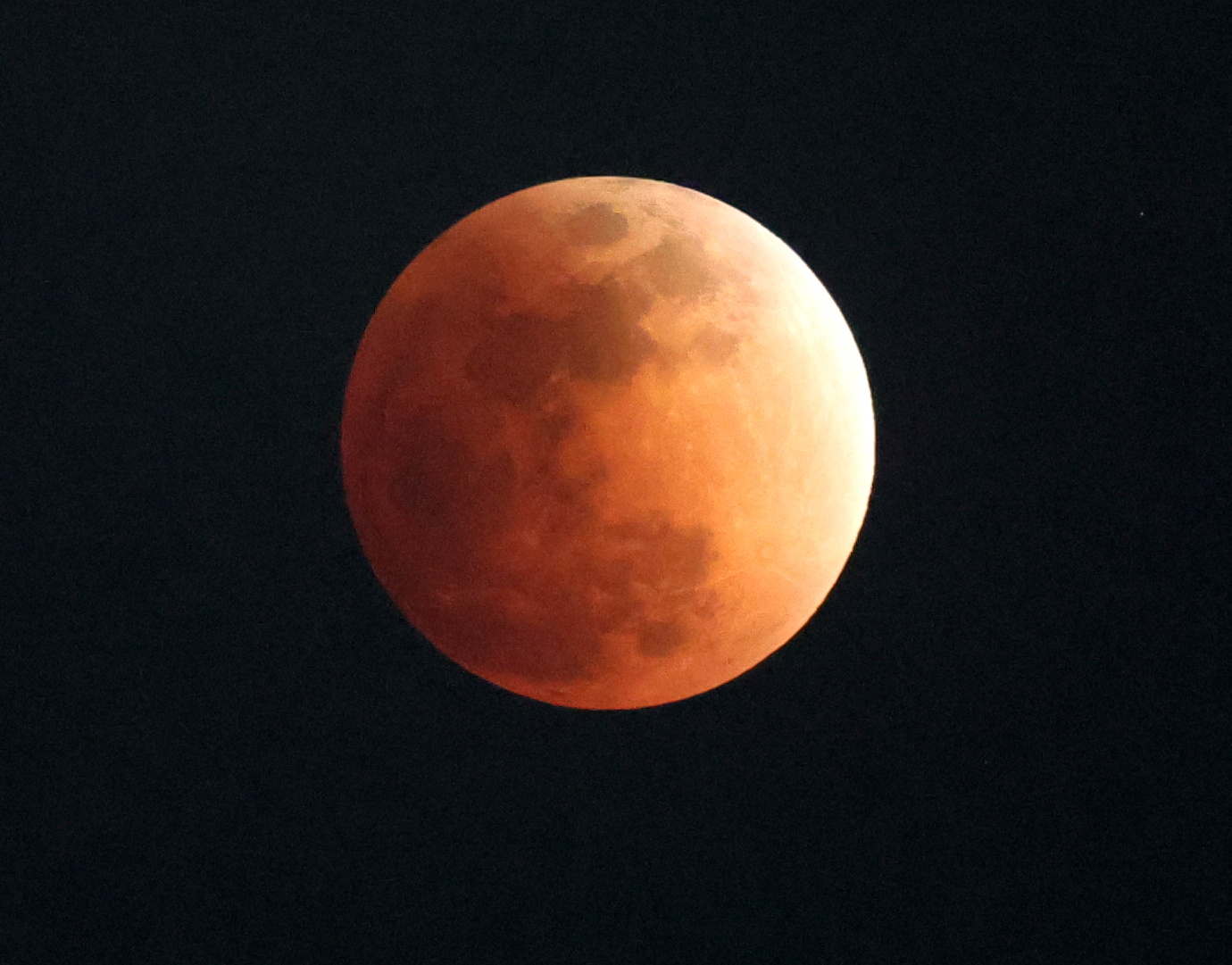 Un eclipse lunar total es observado desde Goyang, al noroeste de Seúl, Corea del Sur. (Foto Prensa Libre: EFE)
