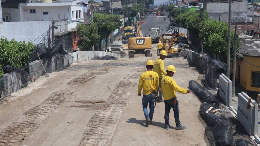Trabajos de construcción en el paso a desnivel de la Calzada Roosevelt en Ciudad de Guatemala
