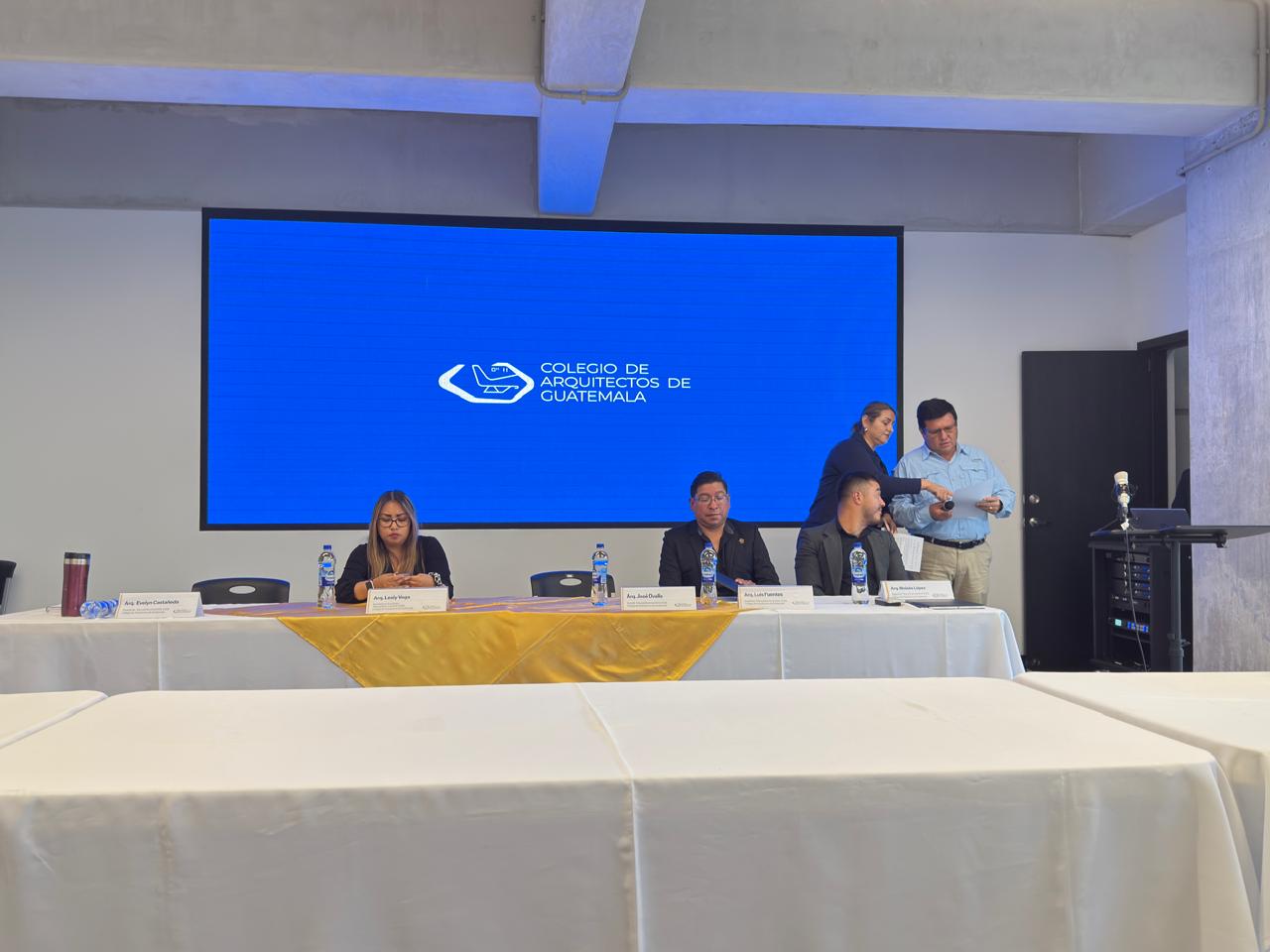 Miembros del Tribunal Electoral del Colegio de Arquitectos durante la jornada de votación de egresados de la USAC