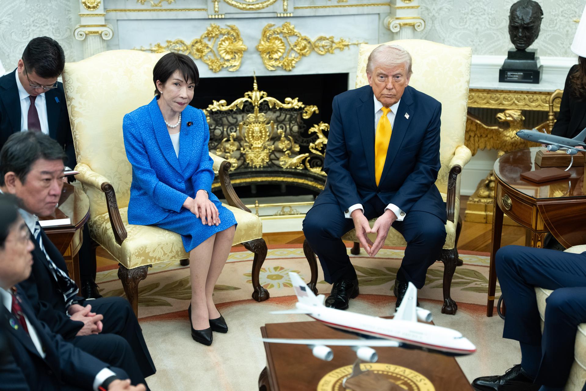 El presidente de EE.UU., Donald Trump, recibe a la primera ministra japonesa, Sanae Takaichi, en la Casa Blanca para abordar la guerra con Irán. (Foto Prensa Libre: EFE)