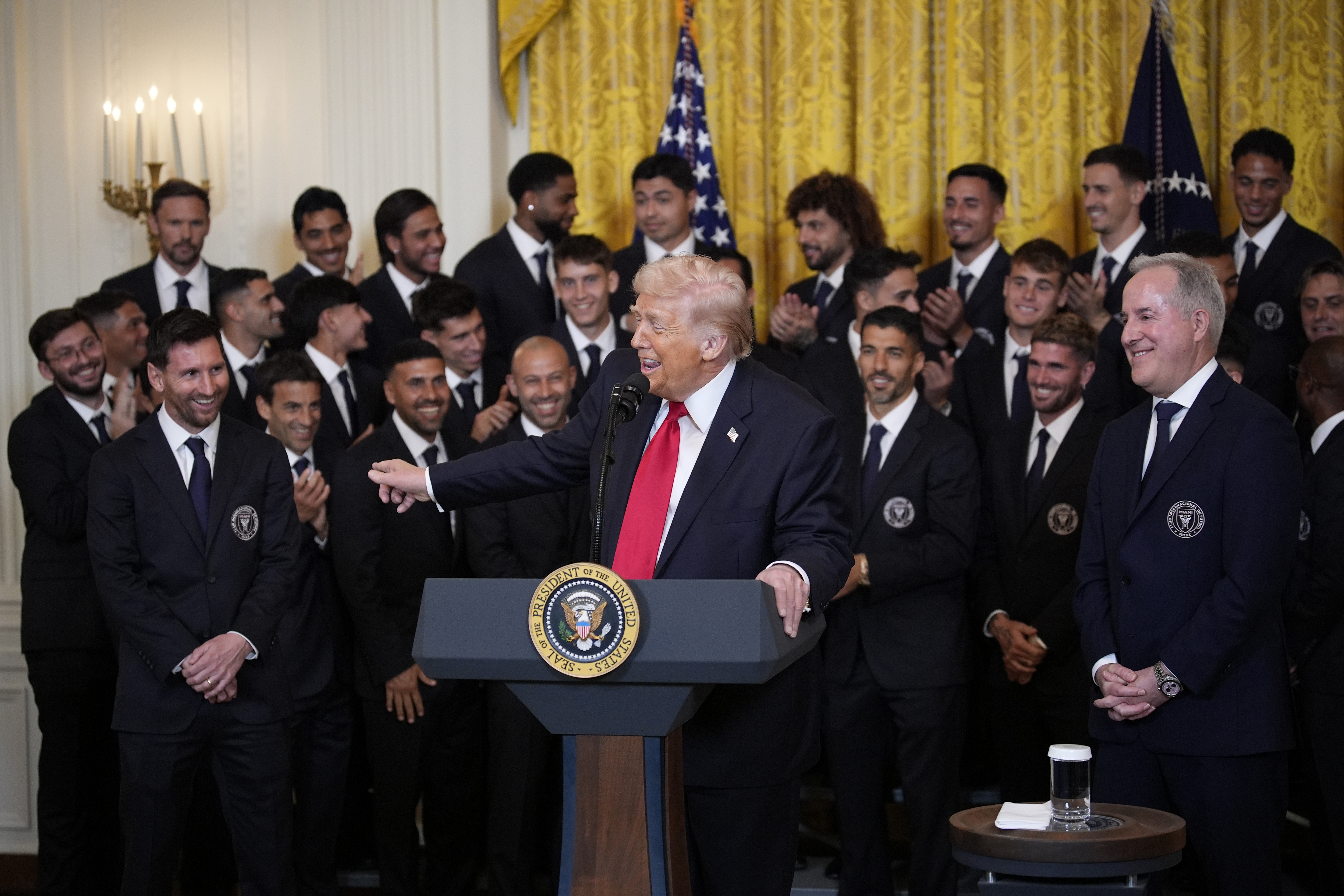El presidente de Estados Unidos, Donald Trump (C), habla con el capitán Lionel Messi (I) junto a miembros del Inter Miami CF, campeón de la Major League Soccer (MLS), durante un evento en su honor en el Salón Este de la Casa Blanca en Washington, DC, EE. UU.,
