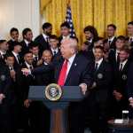 El presidente de Estados Unidos, Donald Trump (C), habla con el capitán Lionel Messi (I) junto a miembros del Inter Miami CF, campeón de la Major League Soccer (MLS), durante un evento en su honor en el Salón Este de la Casa Blanca en Washington, DC, EE. UU.,
