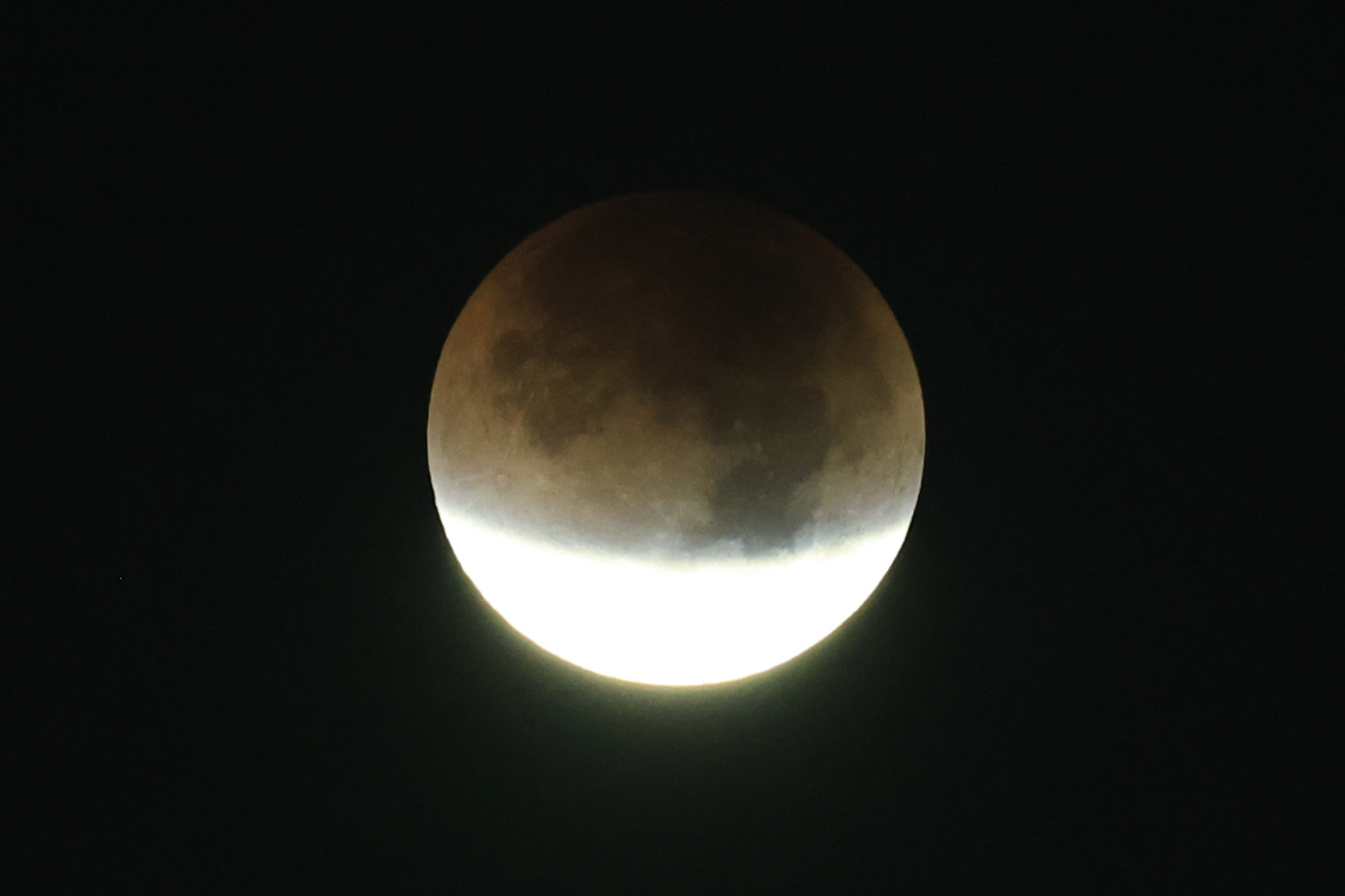 Evolución del eclipse total de luna este martes, en ciudad de Panamá, Panamá. (Foto Prensa Libre: EFE)