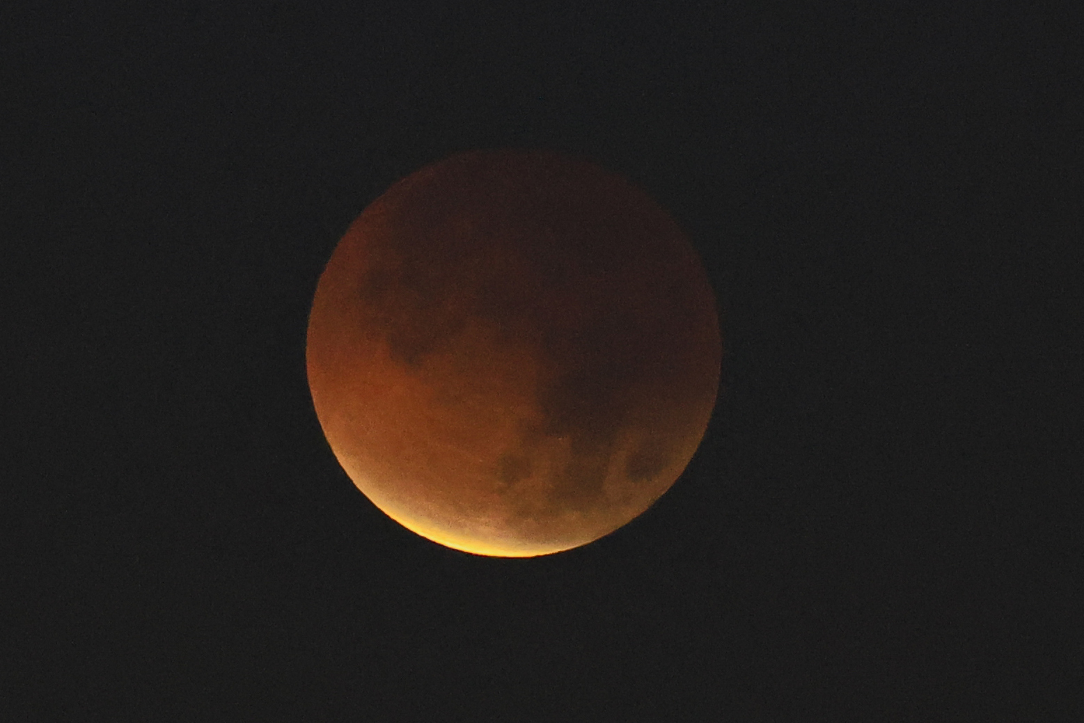 AME9979. CIUDAD DE PANAMÁ (PANAMÁ), 03/03/2026.- Evolución del eclipse total de luna este martes, en ciudad de Panamá (Panamá). Un eclipse lunar total dejó una 'Luna de sangre' que será visible durante aproximadamente una hora desde el este de Asia hasta América central y del norte. EFE/ Bienvenido Velasco