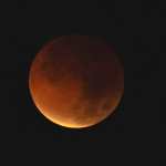 AME9979. CIUDAD DE PANAMÁ (PANAMÁ), 03/03/2026.- Evolución del eclipse total de luna este martes, en ciudad de Panamá (Panamá). Un eclipse lunar total dejó una 'Luna de sangre' que será visible durante aproximadamente una hora desde el este de Asia hasta América central y del norte. EFE/ Bienvenido Velasco
