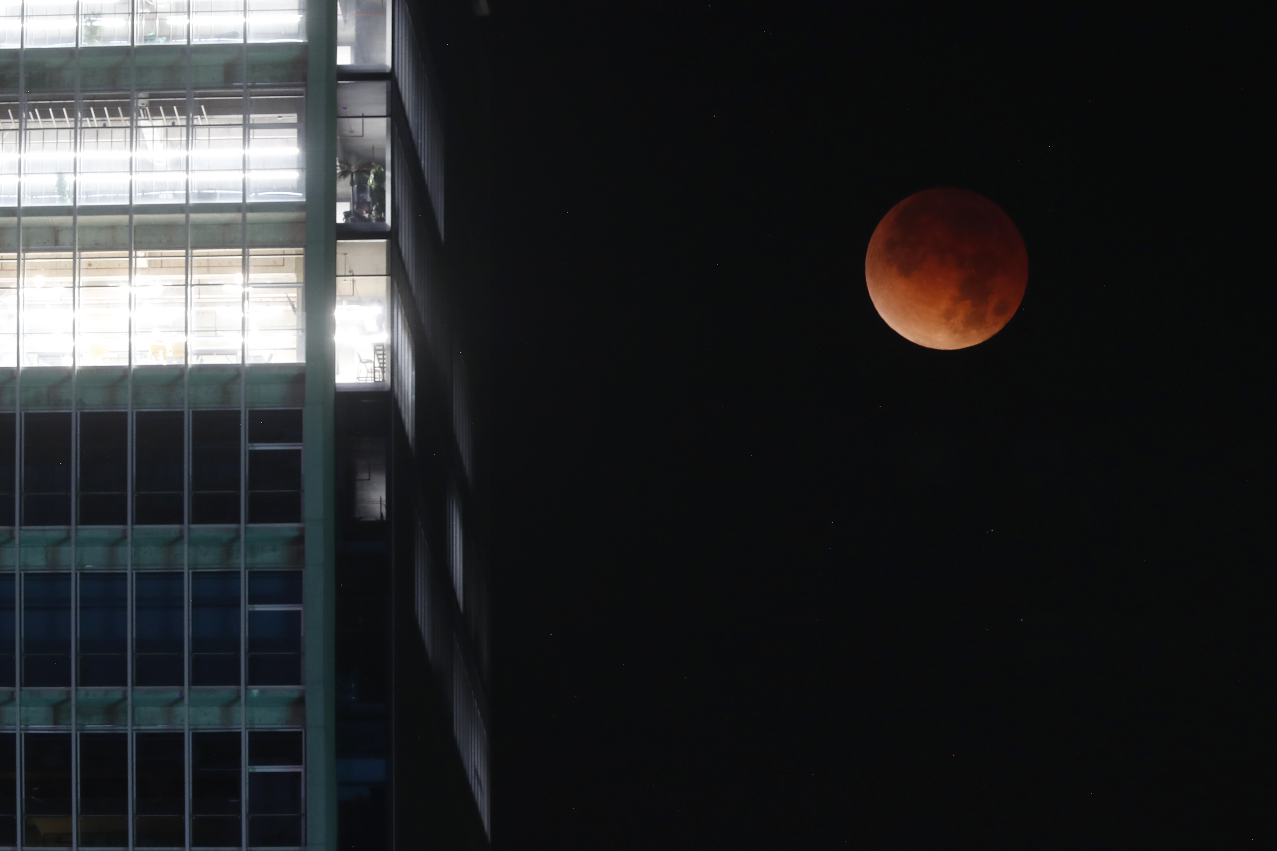 En San Salvador, El Salvador. Un eclipse lunar total dejó una 'Luna de sangre' que será visible durante aproximadamente una hora desde el este de Asia hasta América central y del norte. (Foto Prensa Libre: EFE)