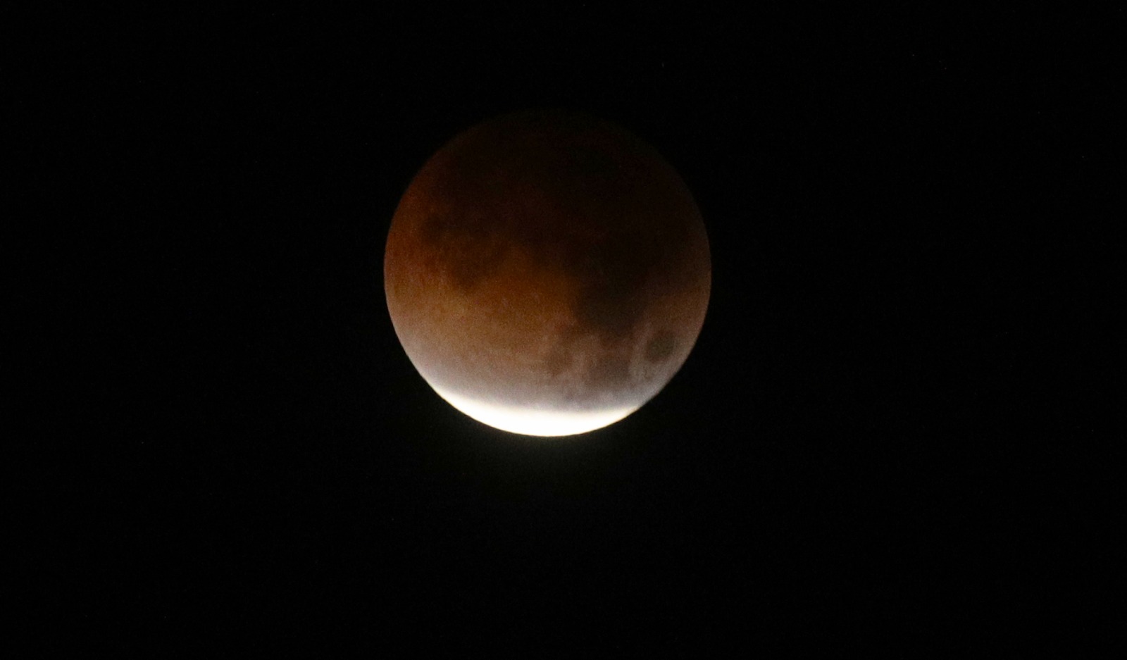 La Luna eclipsada se observa en el cielo desde la Zona 21 de Ciudad de Guatemala durante el eclipse lunar total, con tonos rojizos que caracterizan la llamada “Luna de Sangre”. (Foto Prensa Libre: Keneth Cruz)
