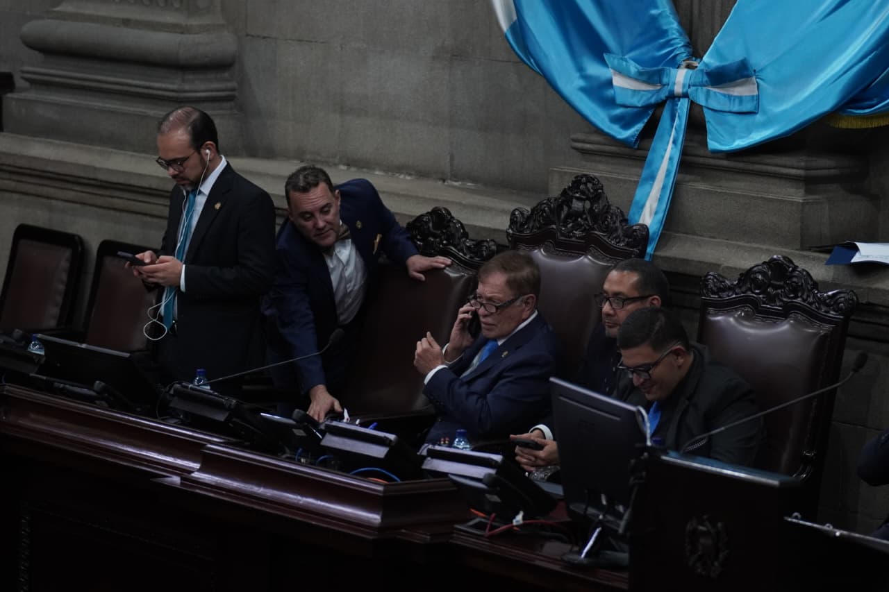 Luis Contreras, presidente del Congreso, minutos antes de cancelar la convocatoria. Fotografía: Prensa Libre (Javier González).