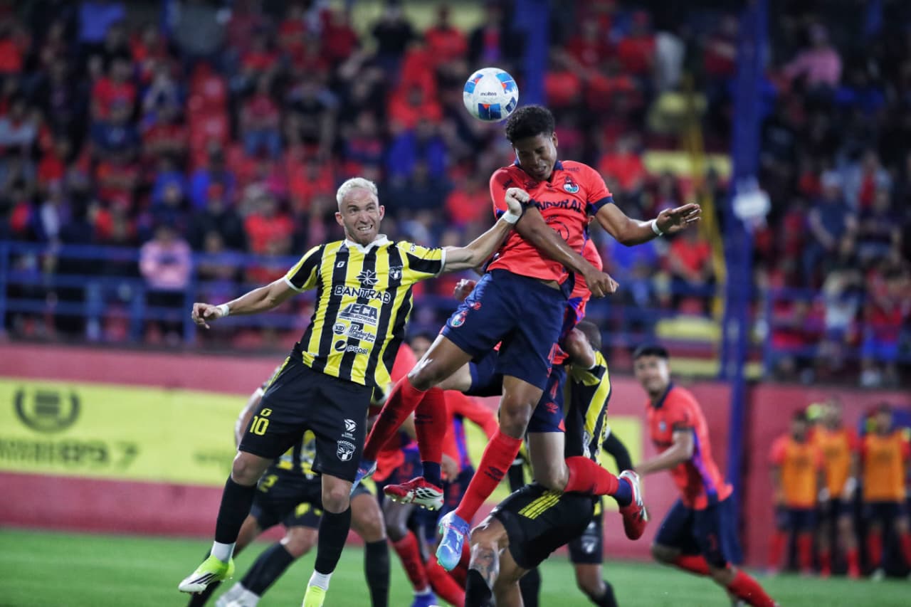 Municipal continúa como líder de la tabla acumulada de la Liga Nacional. (Foto Prensa Libre: Esbin García).