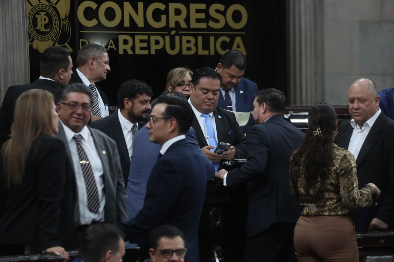 Diputados de varias bancadas conversan durante la sesión de este martes 17 de marzo, minutos antes de abandonar el pleno. (Foto Prensa Libre: Érick Avila)