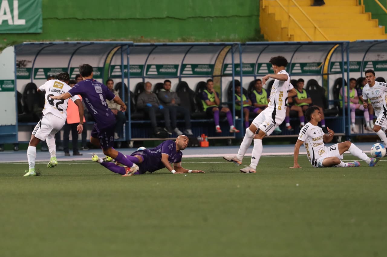 Comunicaciones se ubica en la séptima posición de la tabla acumulada, mientras el cuadro de Antigua GFC es tercero. (Foto Prensa Libre; Erick Ávila).