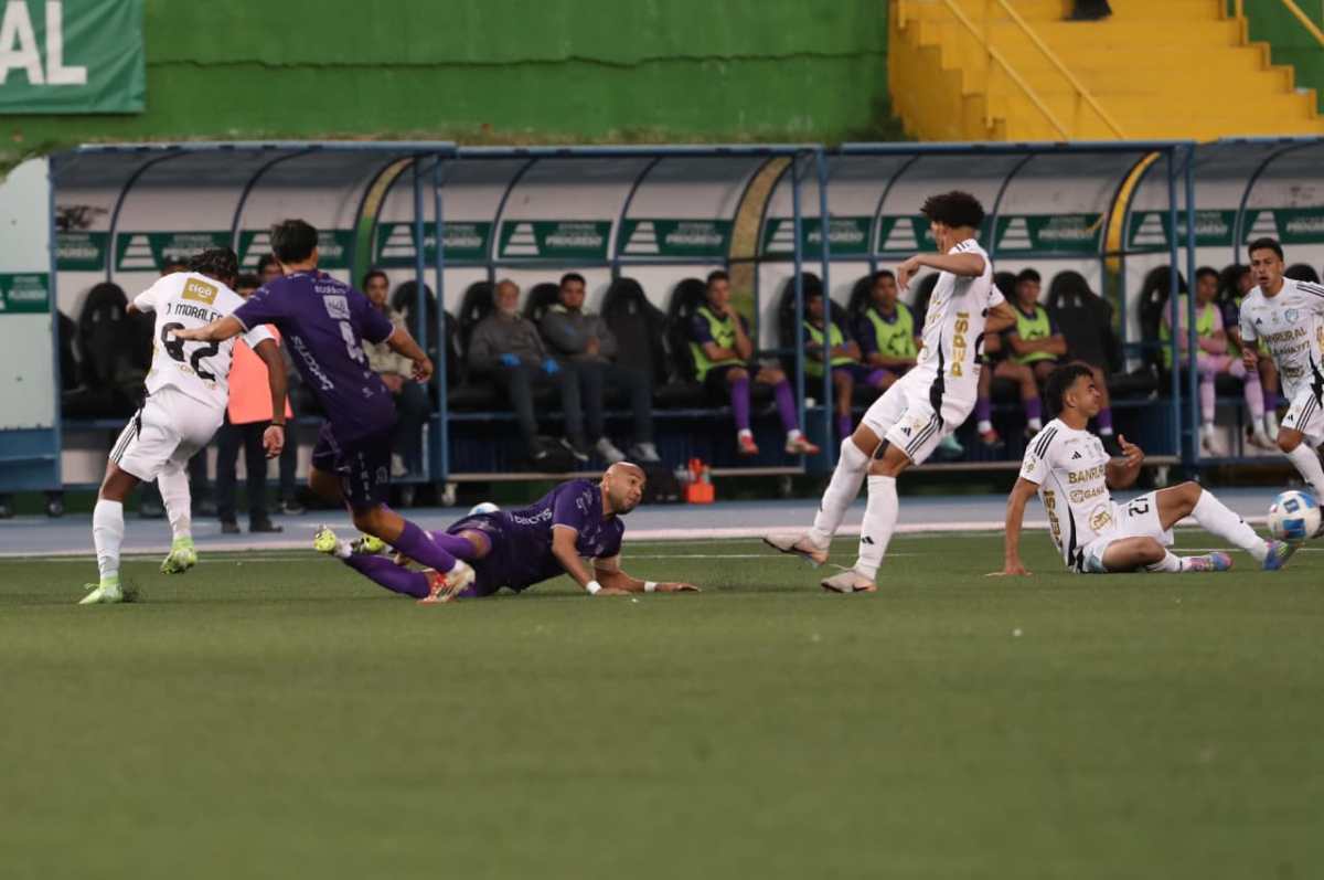 Comunicaciones se ubica en la séptima posición de la tabla acumulada, mientras el cuadro de Antigua GFC es tercero. (Foto Prensa Libre; Erick Ávila).