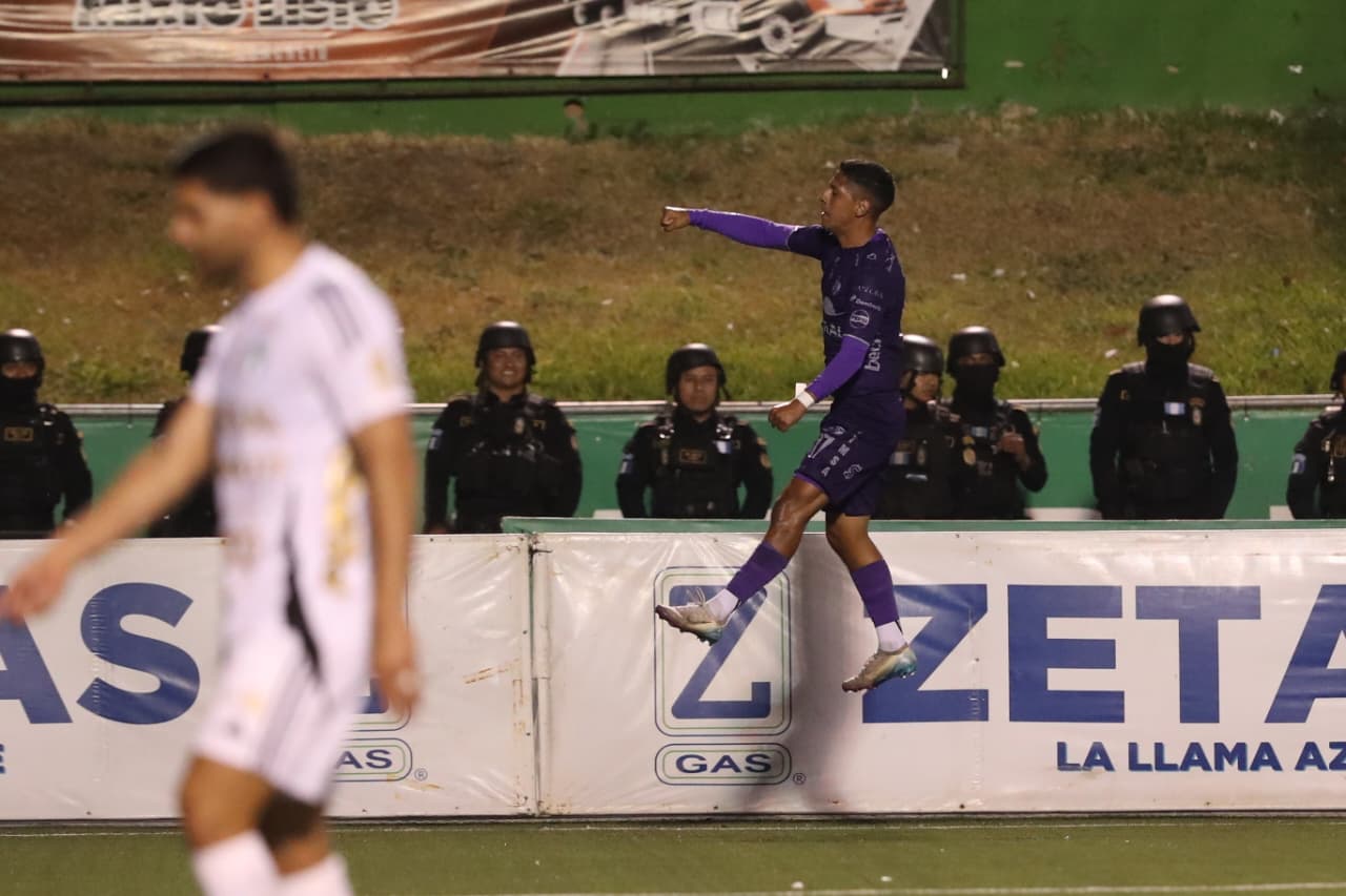 Óscar Castellano celebra tras anotar el único gol del encuentro. (Foto Prensa Libre: Érick Ávila).