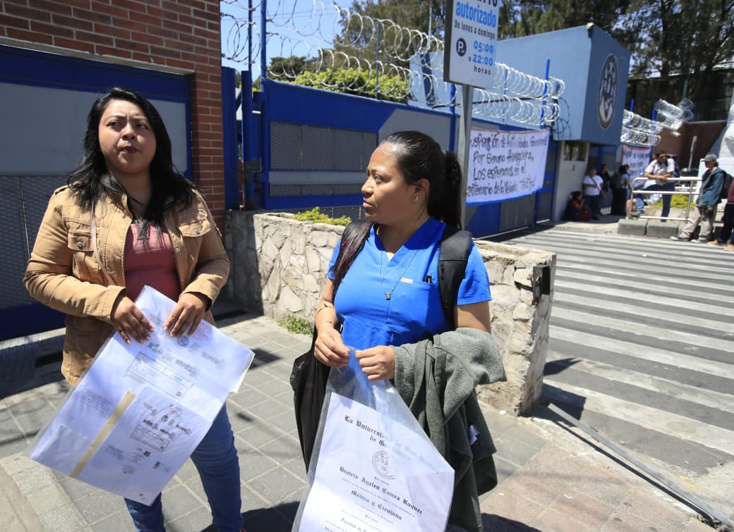 Estudiantes de la Usac que necesitaban hacer trámites de graduación se ven afectadas por el cierre del campus y la suspensión de actividades administrativas, el miércoles 25 de marzo, cuando se cerró por supuestos estudiantes encapuchados la casa de estudios. (Foto Prensa Libre: María Reneé Barrientos)