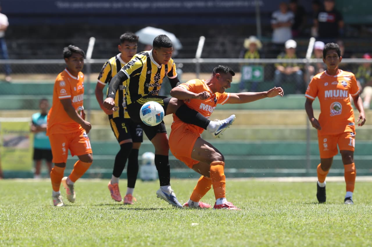 El cuadro de la Aurora y Deportivo Achuapa se encuentra fuera de los primeros ocho en el Clausura 2026 del certamen nacional. (Foto Prensa Libre: Érick Ávila).