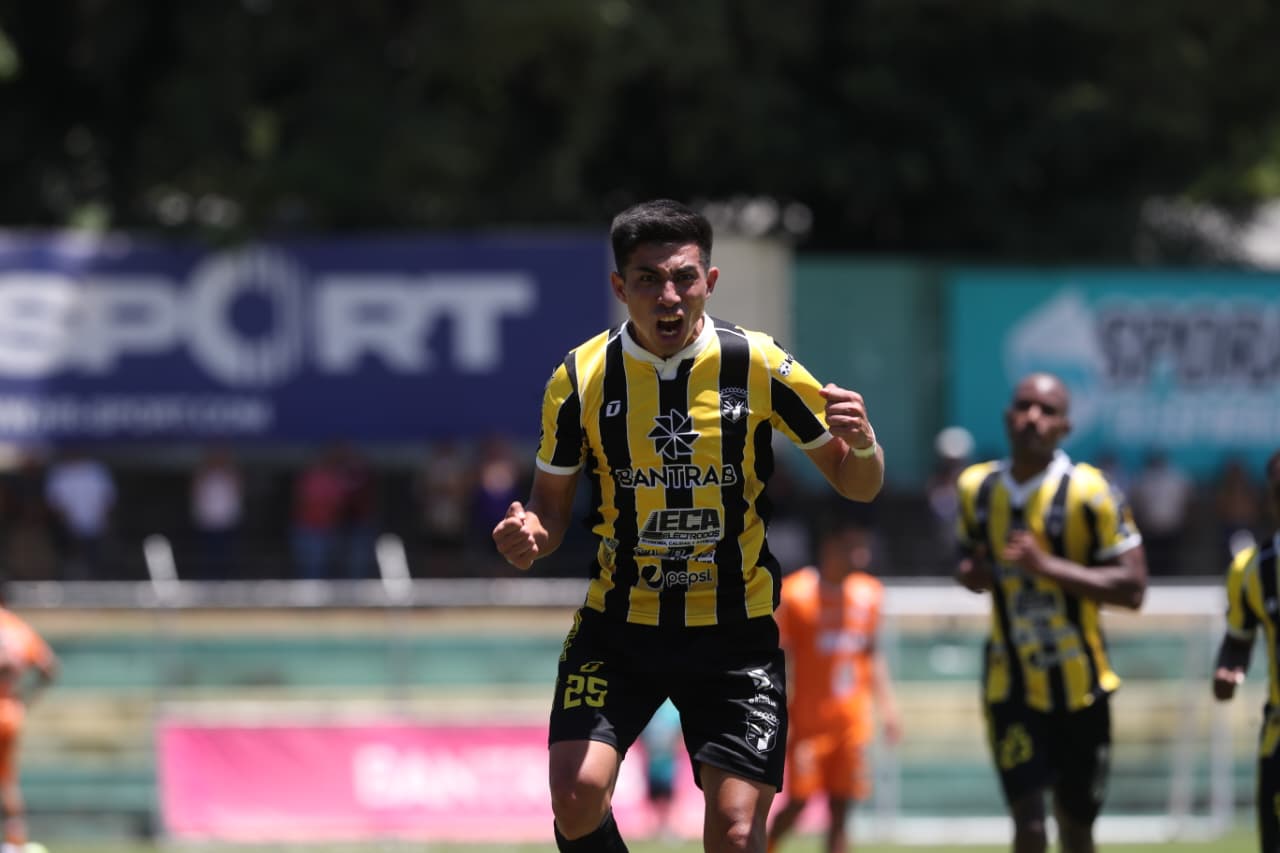 ¡Gol Agónico Salva a Aurora FC del Empate!