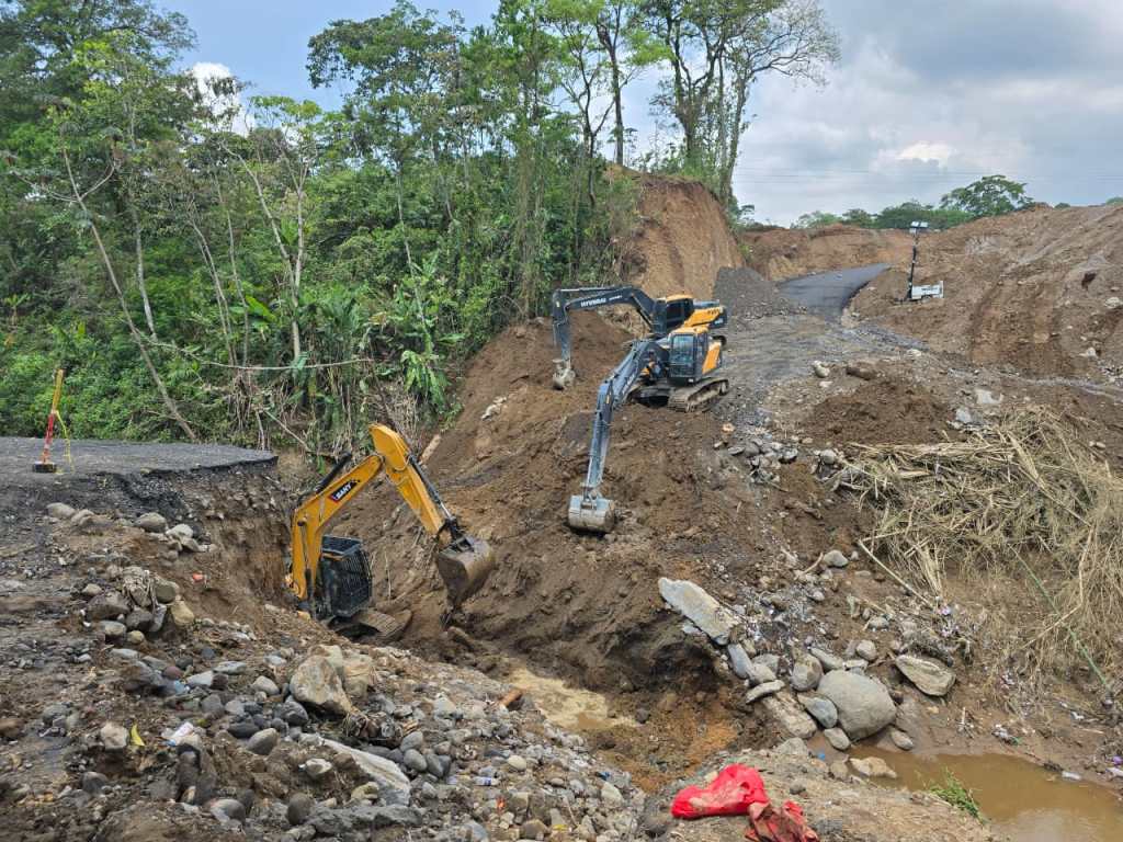 Magnitud del socavón en ruta Cito-Zarco evidencia daños severos tras lluvias en Quetzaltenango