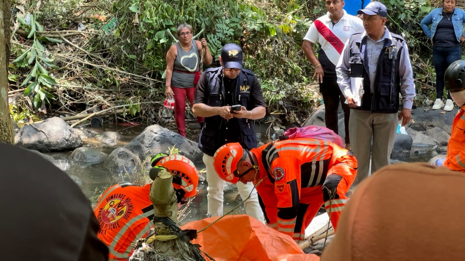 Rescatistas localizan el cuerpo de Dan Ahiezer Ovalle Chan entre las piedras del río Pucá, en Retalhuleu. (Foto Prensa Libre: Victoria Ruiz)