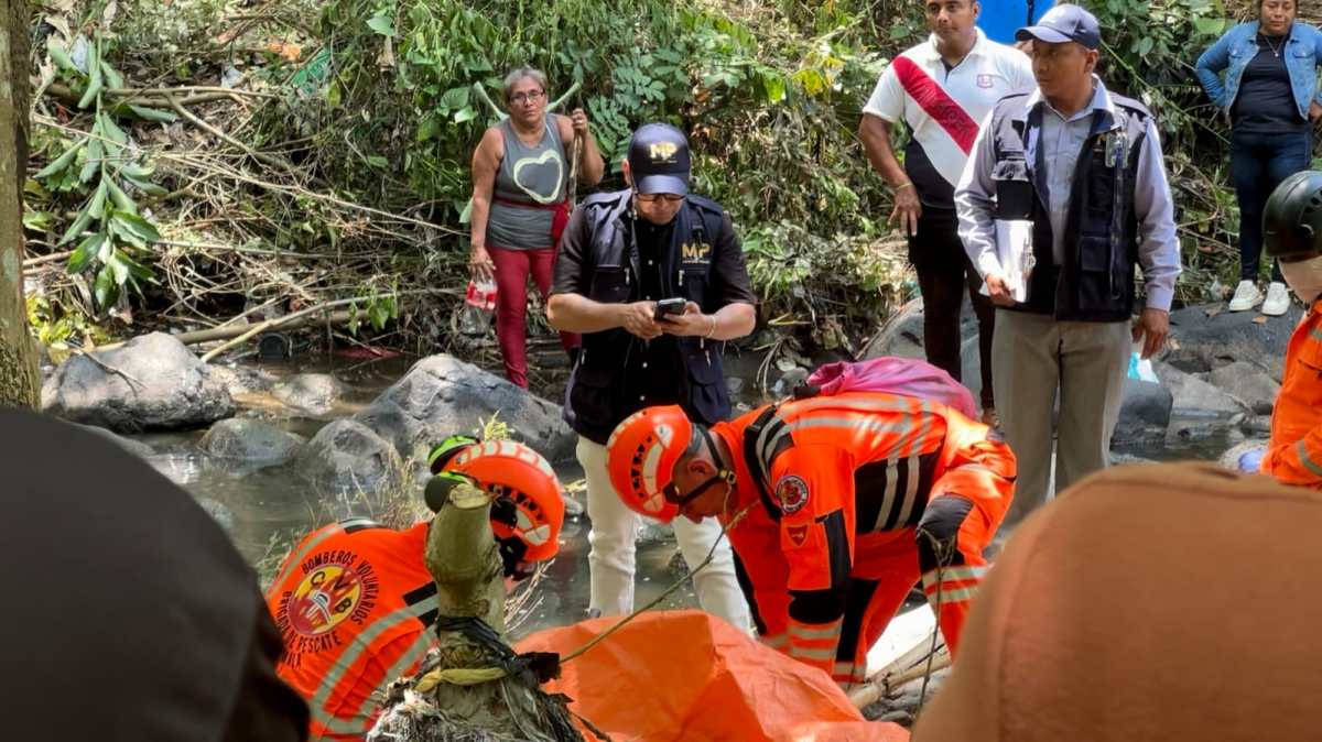 Rescatistas localizan el cuerpo de Dan Ahiezer Ovalle Chan entre las piedras del río Pucá, en Retalhuleu. (Foto Prensa Libre: Victoria Ruiz)