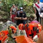 Rescatistas localizan el cuerpo de Dan Ahiezer Ovalle Chan entre las piedras del río Pucá, en Retalhuleu. (Foto Prensa Libre: Victoria Ruiz)