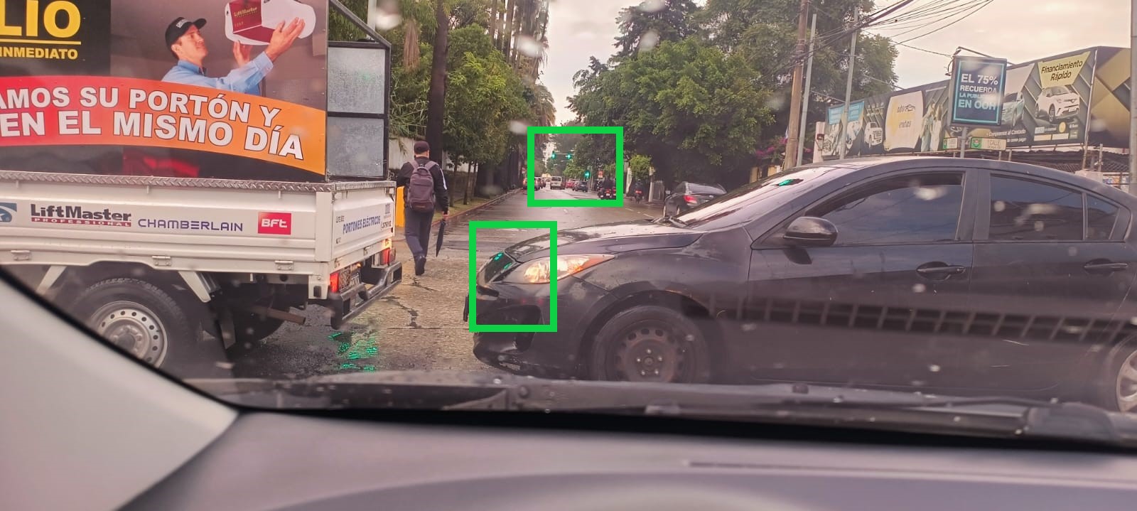 En una segunda fotografía compartida con Prensa Libre, la ciudadana muestra que continúa detenida en el mismo punto sin poder avanzar, debido a conductores que bloquean la intersección. Según Emetra, esta práctica es una de las que más quejas genera entre los usuarios de la vía.