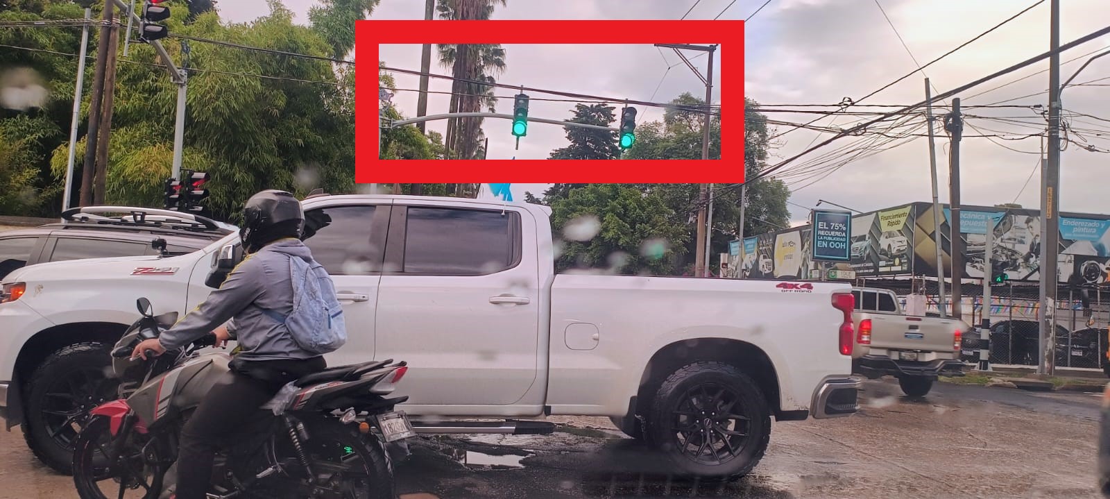 La Municipalidad de Guatemala implementa el proyecto Bahías antibloqueo, una medida con señalización y cámaras que busca sancionar a conductores que bloqueen intersecciones y generen congestionamiento. (Foto, Prensa Libre: cortesía)