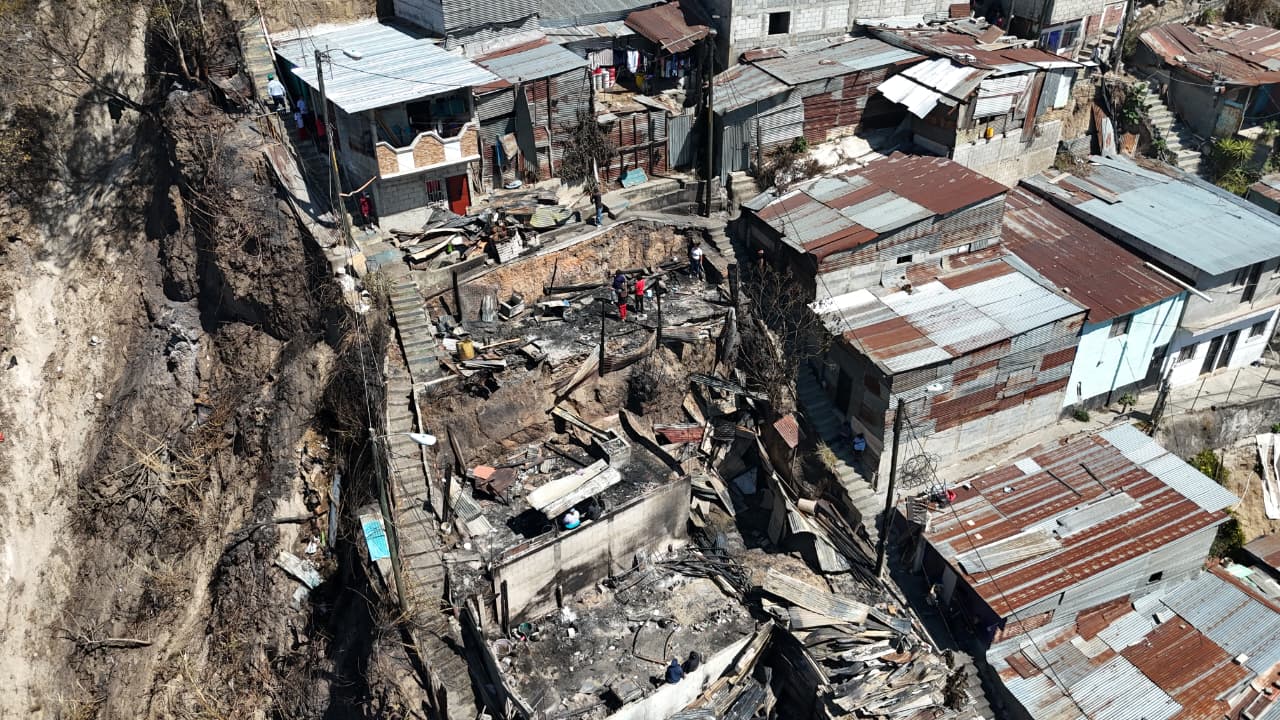 Panorámica captada con dron muestra los daños que dejó el incendio en el asentamiento Los Eucaliptos, colonia El Amparo 2, zona 7, donde decenas de viviendas quedaron reducidas a ceniza. (Foto Prensa Libre: Byron Baiza)