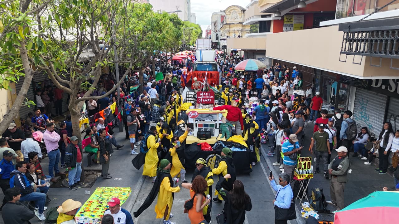 Estudiantes participan en el desfile bufo de la Huelga de Dolores con carrozas y comparsas en el Centro Histórico de la capital. (Foto Prensa Libre: Javier González)