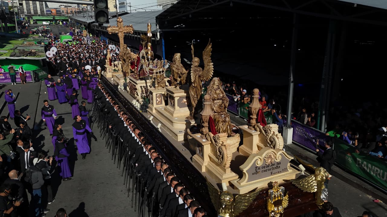 Procesión de Jesús Nazareno de la Justicia recorre calles del Centro Histórico en el segundo domingo de Cuaresma. (Foto Prensa Libre: Byron Baiza)