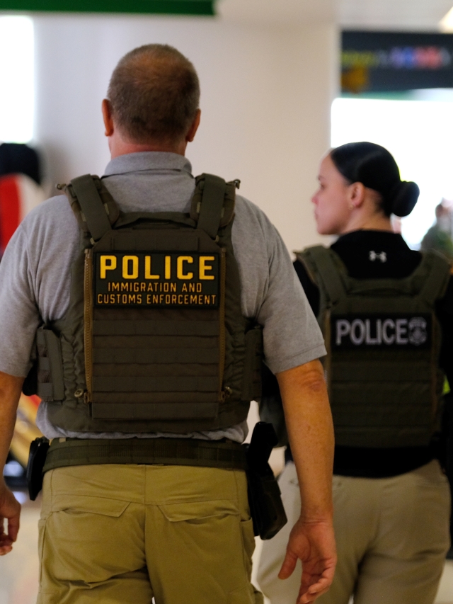 Estados Unidos despliega a los agentes de inmigración en catorce aeropuertos