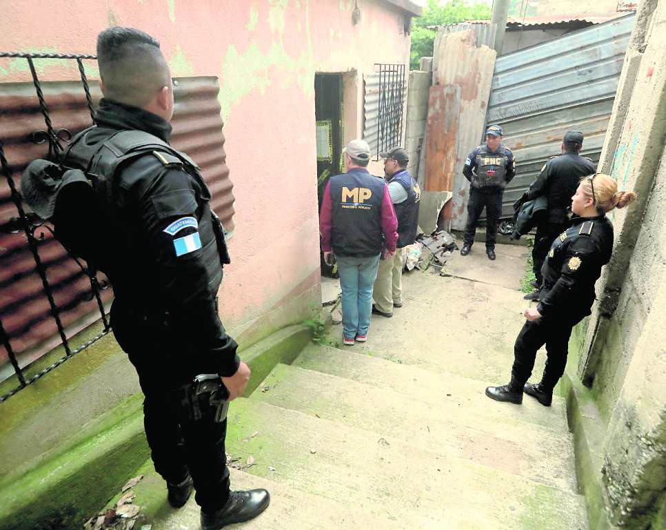 Jorge Sebastián Pop, conocido como Farruko Pop, fue hallado enterrado adentro de esa casa en la que ingresan policías y fiscales en la colonia El Limón, en zona 18 capitalina. (Foto Prensa Libre: Hemeroteca PL)