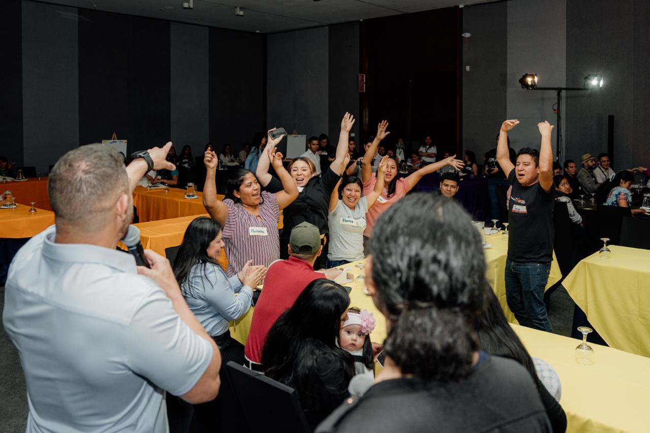 Jóvenes emprendedores guatemaltecos participan en un programa regional de aceleración, organizado por World Vision Guatemala, que les brinda mentorías internacionales y herramientas para fortalecer sus negocios y expandirse a nuevos mercados. (Foto, Prensa Libre: World Vision Guatemala)
