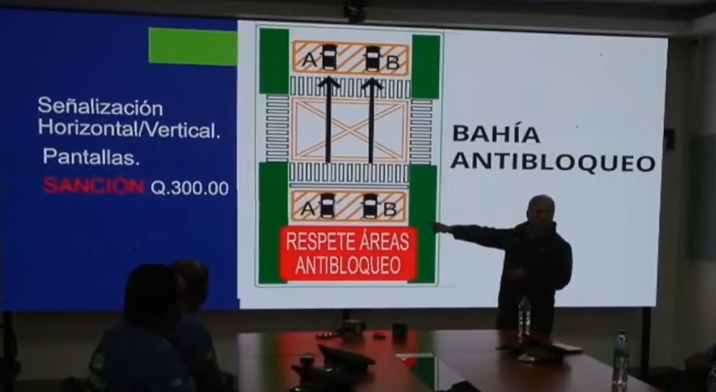 Héctor Flores, gerente de Emetra, presenta el proyecto Bahías antibloqueo, iniciativa que busca evitar que los conductores obstruyan intersecciones y mejorar la movilidad urbana. (Foto, Prensa Libre)